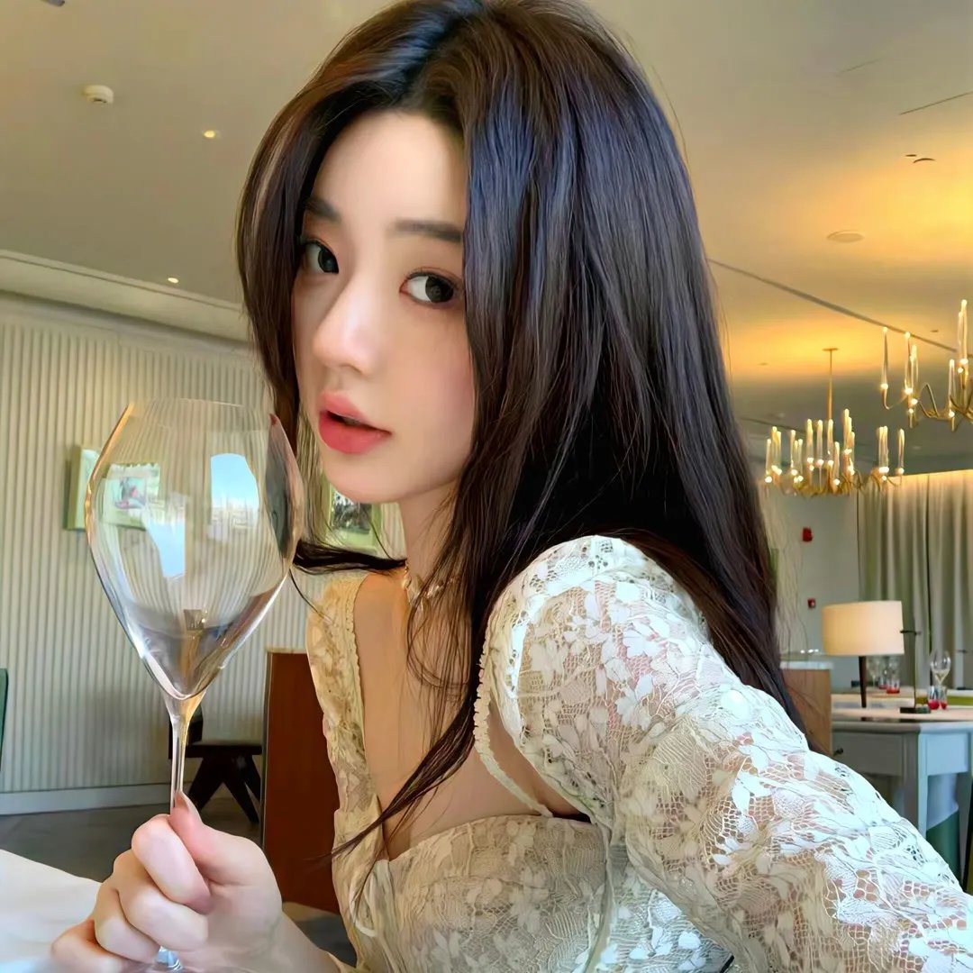 她的双眼背后